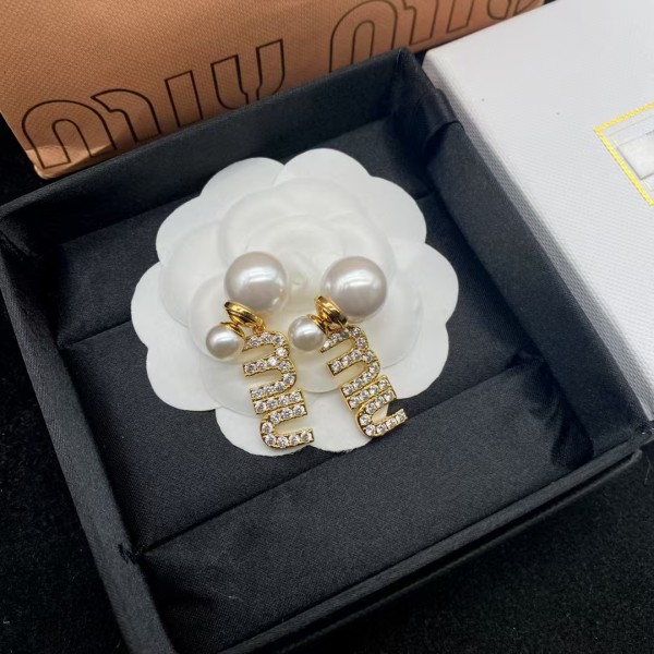 MIUMIU's new pearl earrings