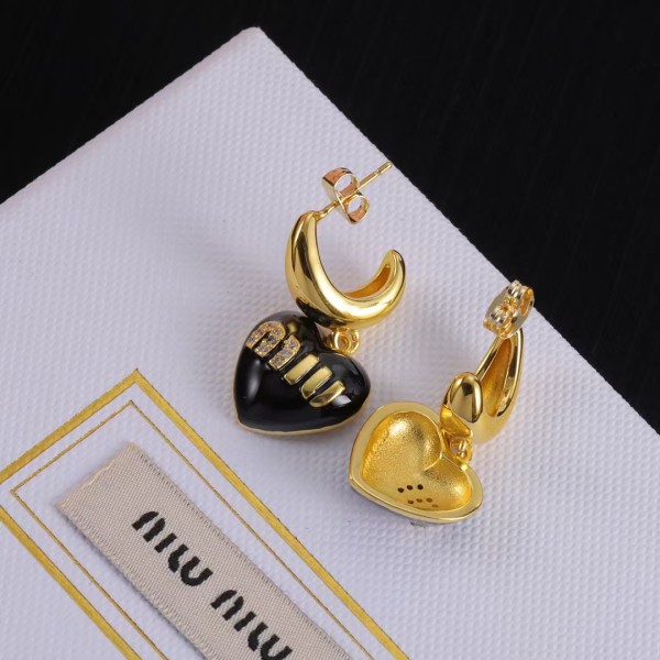 MIUMIU fashionable and exquisite heart-shaped earrings