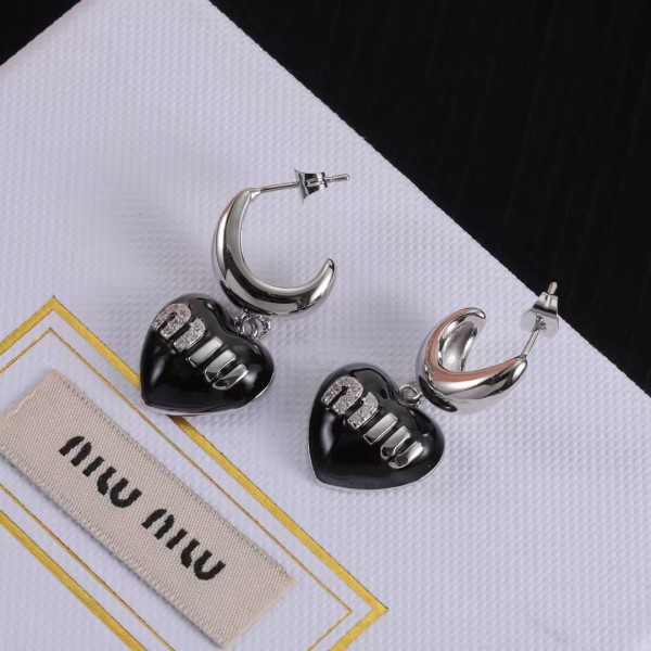 MIUMIU fashionable and exquisite heart-shaped earrings