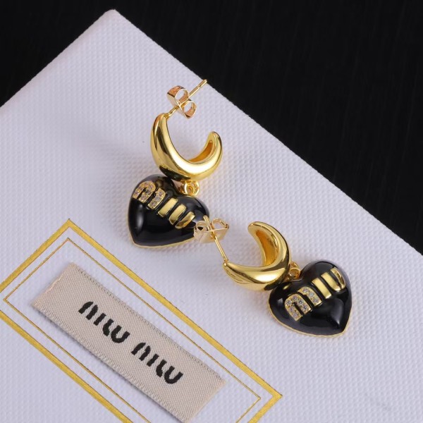 MIUMIU fashionable and exquisite heart-shaped earrings