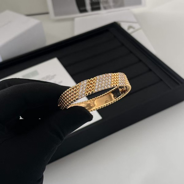 Classic brand Van Cleef&Arpels new bead studded diamond bracelet factory direct sales free shipping